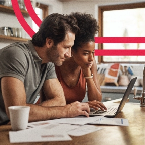 Casal definindo as necessidades para comprar um carro