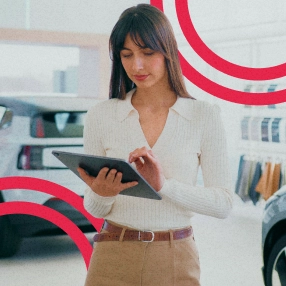 Mulher pesquisando modelos e comparando carros