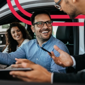 Casal finalizando a compra de um veículo