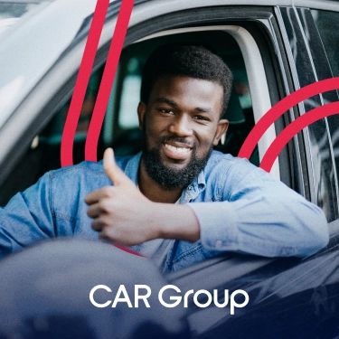 Rapaz sorrindo dentro do carro