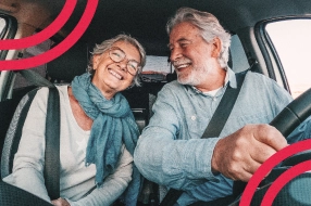 Casal sorrindo dentro do carro.