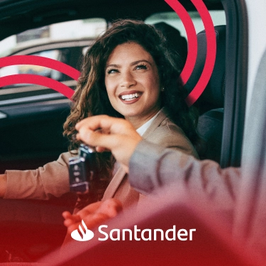 Mulher sorrindo dentro do carro