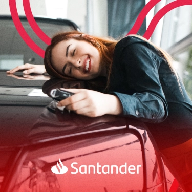 Mulher deitada em cima do seu carro novo