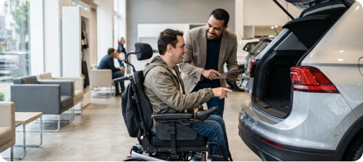 Condutor e não condutor PCD avaliando um carro para compra