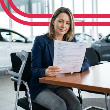 mulher enviando um Laudo médico PCD