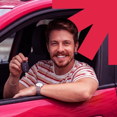 Pessoa segurando a chave de um carro vermelho, ilustrando a busca por veículos na Webmotors