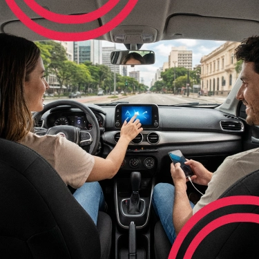 casal dentro de um carro popular