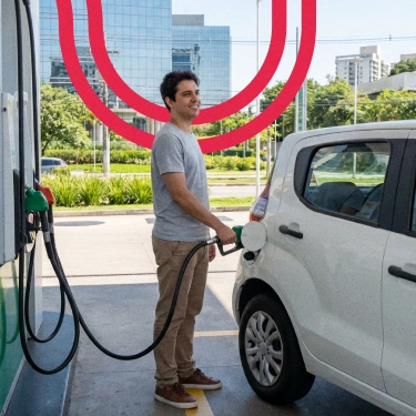 rapaz abastecendo um carro popular