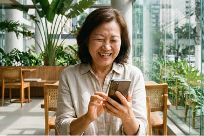 Mulher usando celular em café.