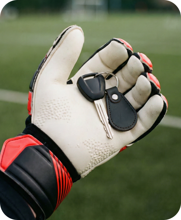 Luva de goleiro em campo de futebol