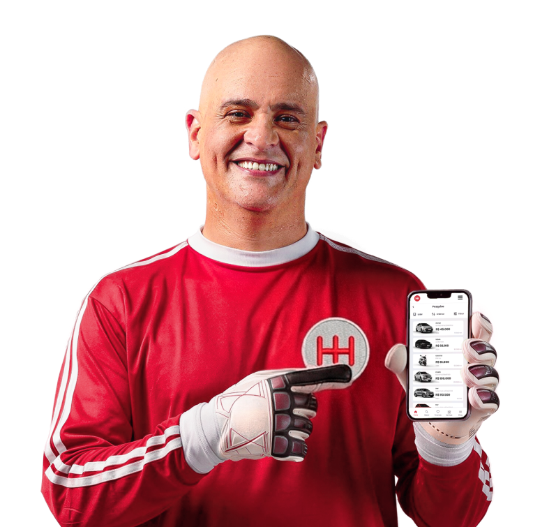 Marcos, ex-goleiro do Brasil, segurando um celular com o aplicativo da Webmotors